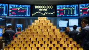 gold soars to record